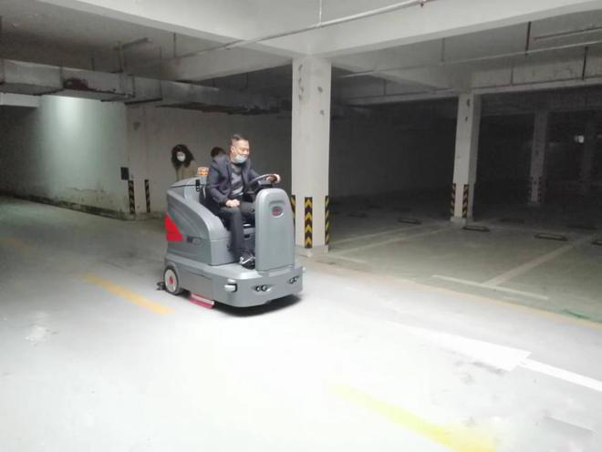 菏泽小区物业保洁不用人力改用驾驶式洗地机了